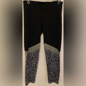 Aero Black and Gray Leopard Print Leggings Women’s Sz Large